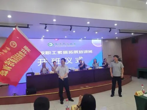 开放大学青年教师夏训忙